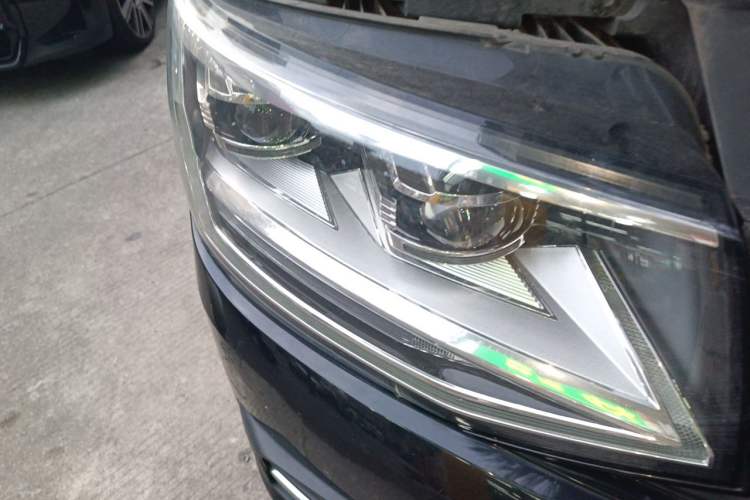Used Volkswagen Multivan 2018 2.0 TSI 4x4 Explorer Edition 7-Seater Right Front Headlight
