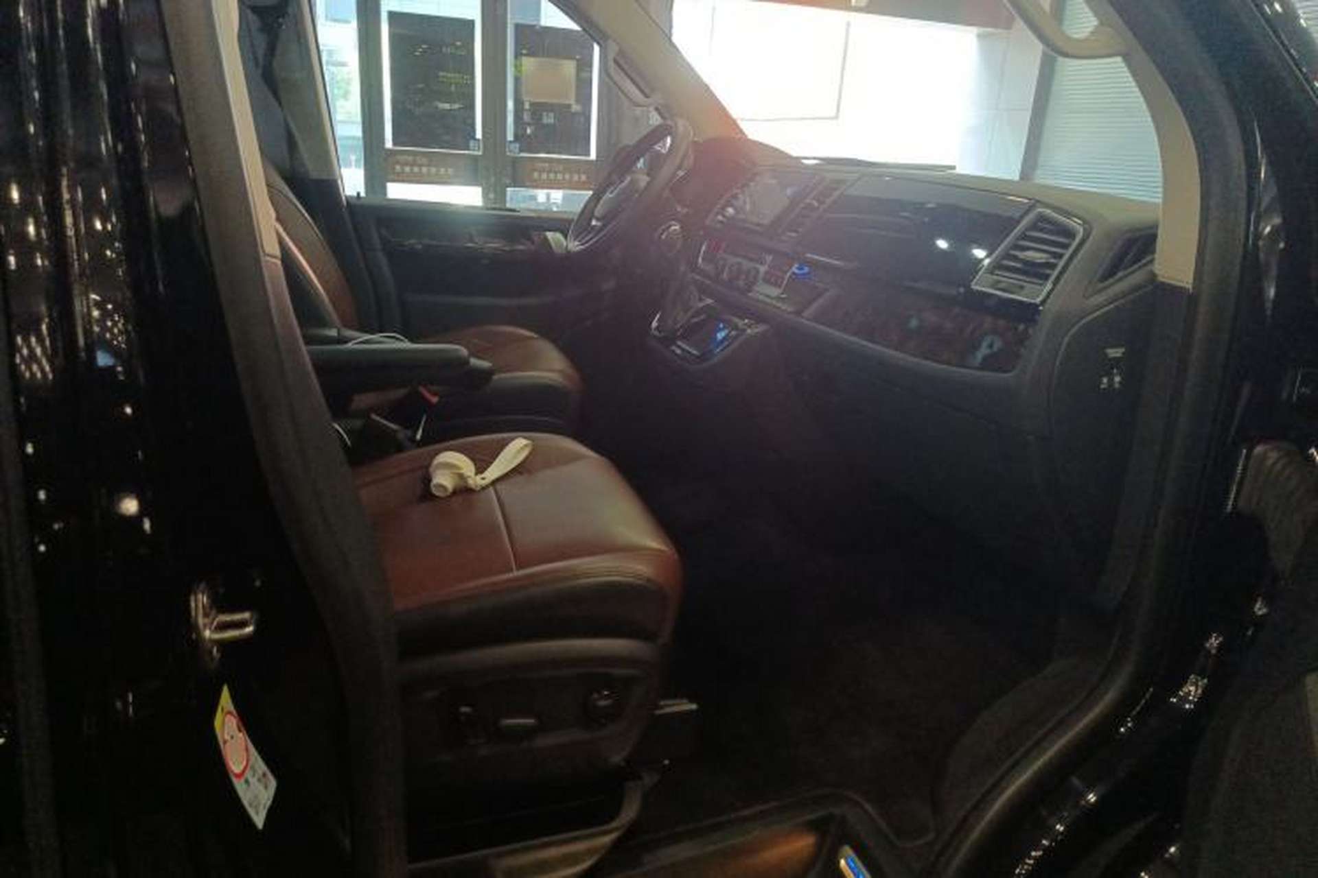 Used Volkswagen Multivan 2018 2.0 TSI 4x4 Prestige Edition 7-Seater Right Front Seat