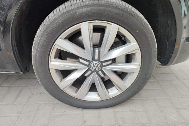 Used Volkswagen Multivan 2018 2.0 TSI Two-Wheel-Drive Luxury Edition 7 Seats Right Front Wheel Hub
