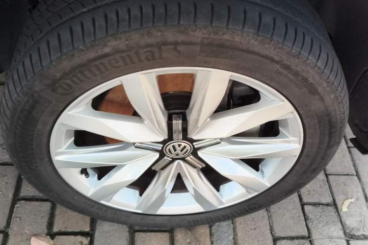 Used Volkswagen Multivan 2018 2.0 TSI Two-Wheel-Drive Luxury Edition 7 Seats Right Front Wheel Hub