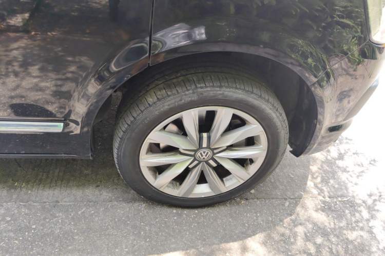 Used Volkswagen Multivan 2018 2.0 TSI Two-Wheel-Drive Luxury Edition 7 Seats Right Front Wheel Hub