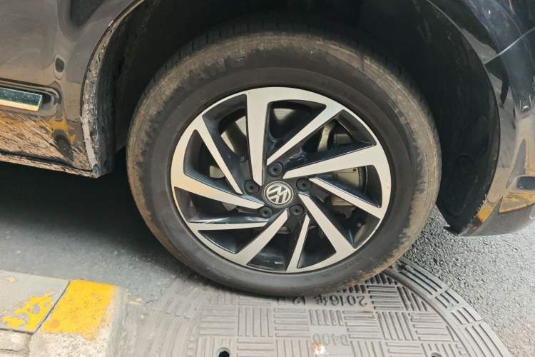 Used Volkswagen Multivan 2018 2.0 TSI 4x4 Explorer Edition 7-Seater Right Front Wheel Hub