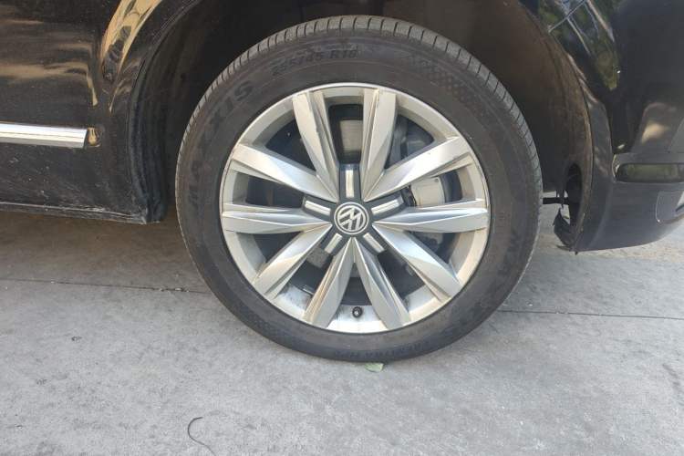 Used Volkswagen Multivan 2018 2.0 TSI Two-Wheel-Drive Luxury Edition 7 Seats Right Front Wheel Hub