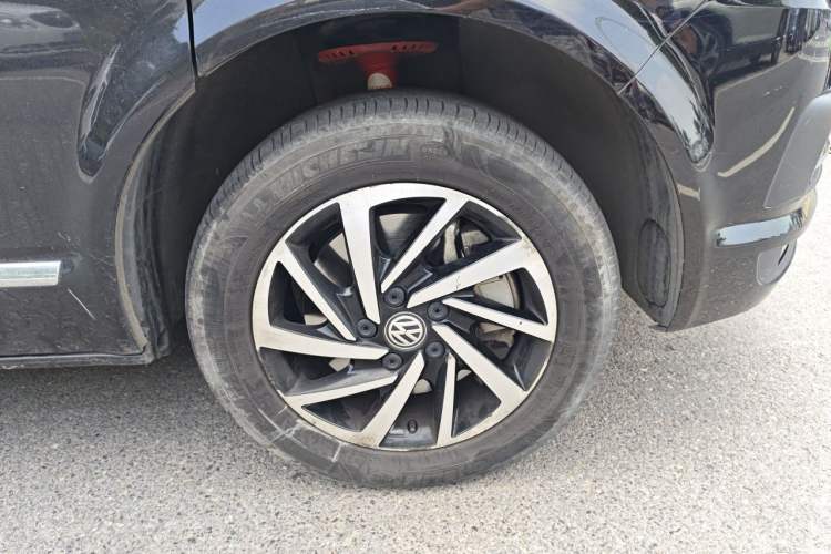 Used Volkswagen Multivan 2018 2.0 TSI 4x4 Explorer Edition 7-Seater Right Front Wheel Hub
