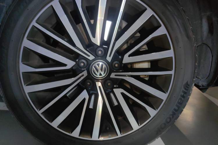 Used Volkswagen Multivan 2018 2.0 TSI 4x4 Prestige Edition 7-Seater Right Front Wheel Hub