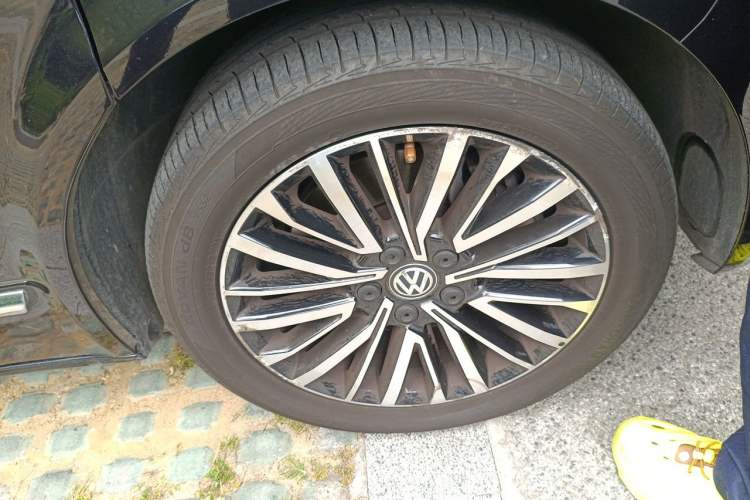 Used Volkswagen Multivan 2018 2.0 TSI 4x4 Prestige Edition 7-Seater Right Front Wheel Hub