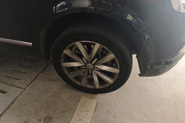 Used Volkswagen Multivan 2018 2.0 TSI Two-Wheel-Drive Luxury Edition 7 Seats Right Front Wheel Hub