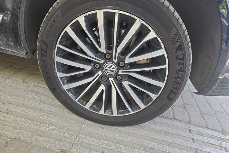 Used Volkswagen Multivan 2018 2.0 TSI 4x4 Explorer Edition 7-Seater Right Front Wheel Hub