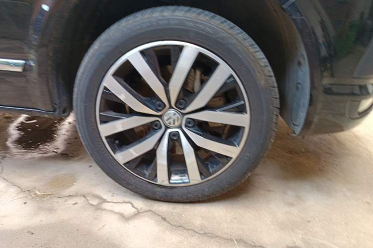 Used Volkswagen Multivan 2018 2.0 TSI 4x4 Prestige Edition 7-Seater Right Front Wheel Hub