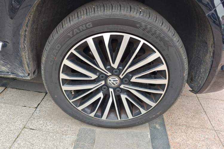 Used Volkswagen Multivan 2018 2.0 TSI 4x4 Prestige Edition 7-Seater Right Front Wheel Hub
