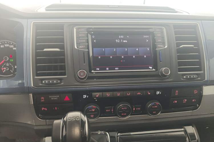 Used Volkswagen Multivan 2018 2.0 TSI Four-Wheel Drive Comfort Edition 7-Seater Audio And AC Panel