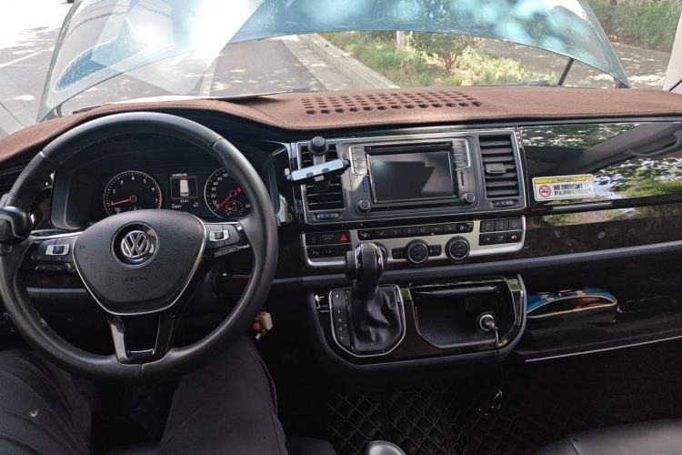 Used Volkswagen Multivan 2018 2.0 TSI Four-Wheel Drive Comfort Edition 7-Seater Center Console
