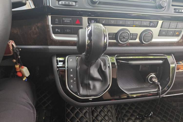 Used Volkswagen Multivan 2018 2.0 TSI Four-Wheel Drive Comfort Edition 7-Seater Gear Lever