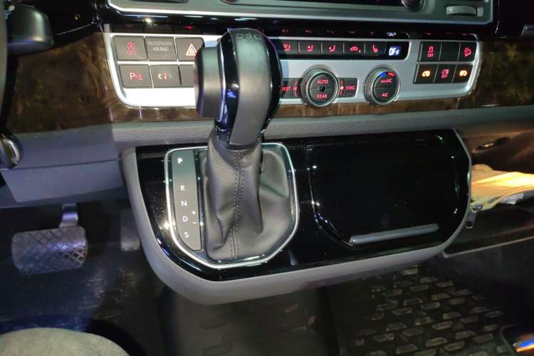 Used Volkswagen Multivan 2018 2.0 TSI 4x4 Prestige Edition 7-Seater Gear Lever
