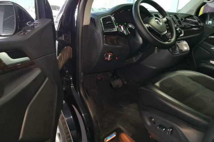 Used Volkswagen Multivan 2018 2.0 TSI Two-Wheel-Drive Luxury Edition 7 Seats Interior 3