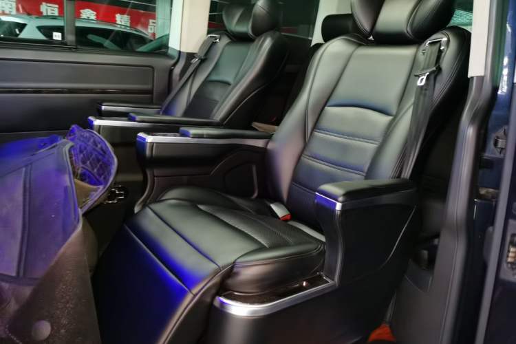 Used Volkswagen Multivan 2018 2.0 TSI Two-Wheel-Drive Luxury Edition 7 Seats Interior 4