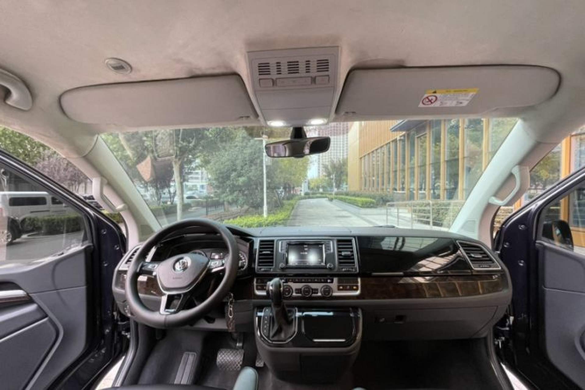 Used Volkswagen Multivan 2018 2.0 TSI Two-Wheel-Drive Luxury Edition 7 Seats Interior 5