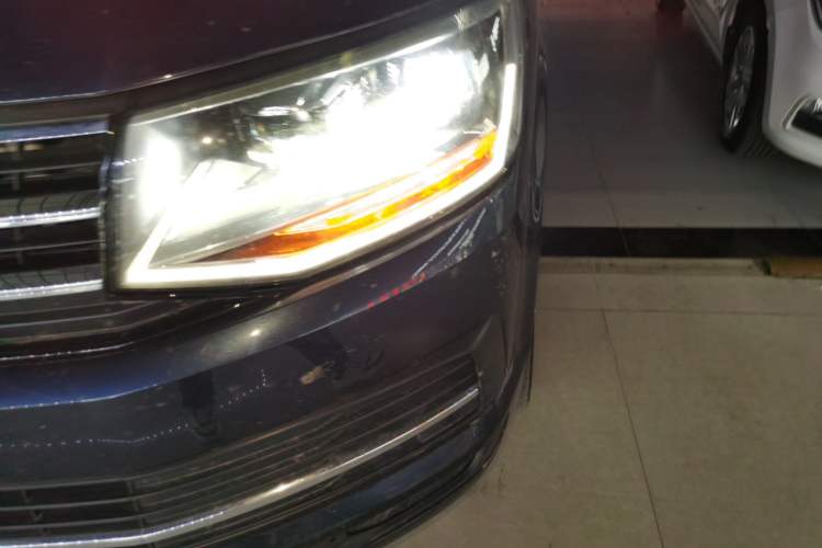 Used Volkswagen Multivan 2018 2.0 TSI Two-Wheel-Drive Luxury Edition 7 Seats Left Front Headlight