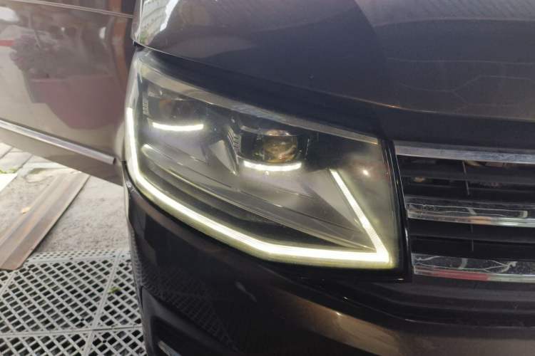 Used Volkswagen Multivan 2018 2.0 TSI 4x4 Style Edition 7 Seats Right Front Headlight