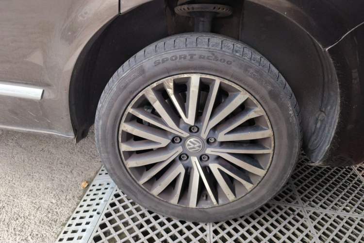 Used Volkswagen Multivan 2018 2.0 TSI 4x4 Style Edition 7 Seats Right Front Wheel Hub