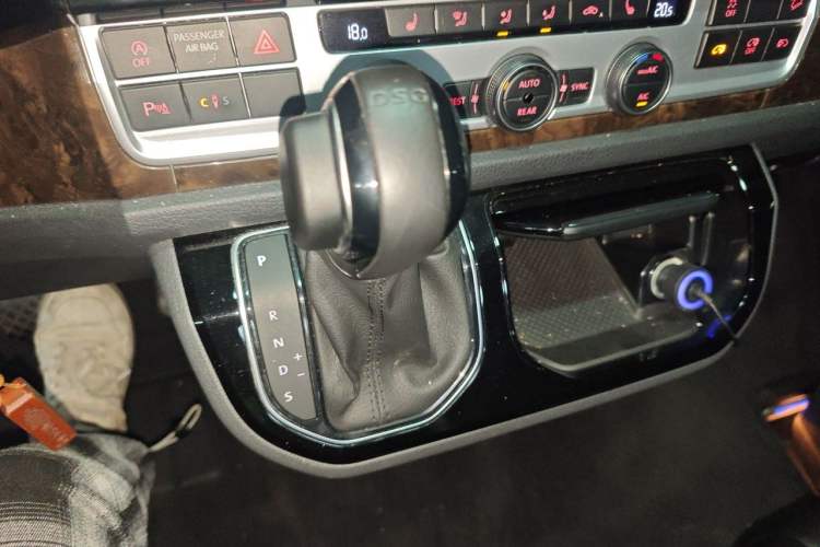 Used Volkswagen Multivan 2018 2.0 TSI 4x4 Explorer Edition 7-Seater Gear Lever