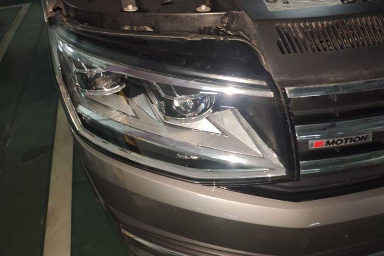 Used Volkswagen Multivan 2018 2.0 TSI 4x4 Explorer Edition 7-Seater Right Front Headlight