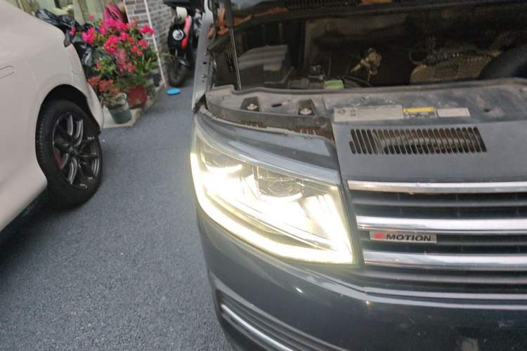 Used Volkswagen Multivan 2018 2.0 TSI 4x4 Explorer Edition 7-Seater Right Front Headlight