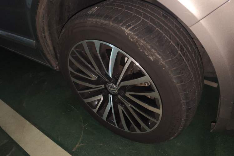 Used Volkswagen Multivan 2018 2.0 TSI 4x4 Explorer Edition 7-Seater Right Front Wheel Hub