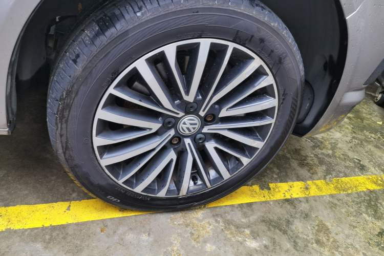 Used Volkswagen Multivan 2018 2.0 TSI 4x4 Prestige Edition 7-Seater Right Front Wheel Hub