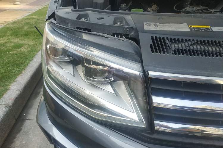 Used Volkswagen Multivan 2018 2.0 TSI Two-Wheel-Drive Luxury Edition 7 Seats Right Front Headlight