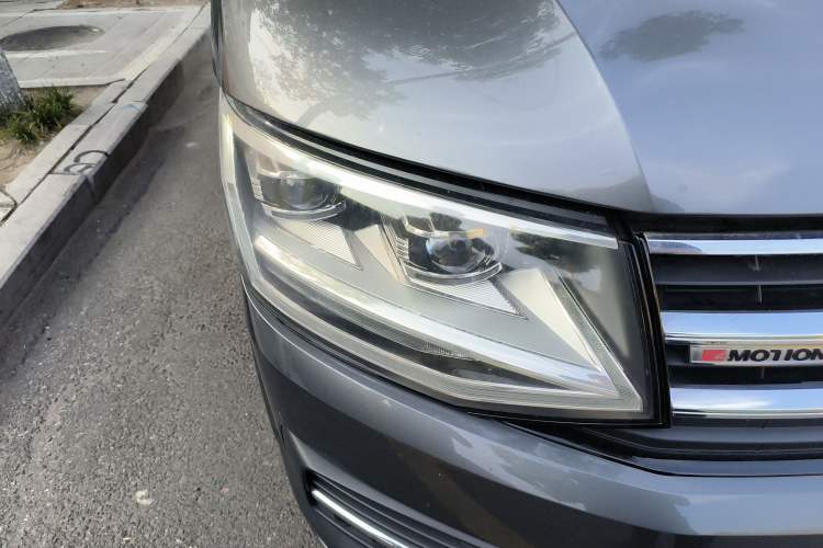 Used Volkswagen Multivan 2018 2.0 TSI 4x4 Prestige Edition 7-Seater Right Front Headlight