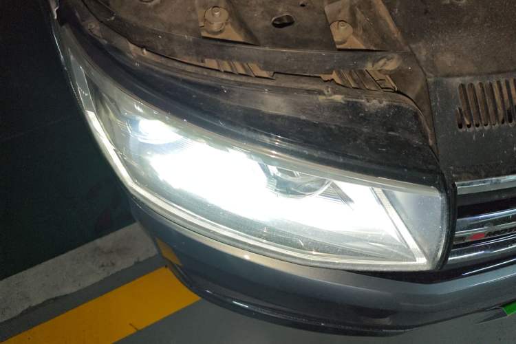 Used Volkswagen Multivan 2018 2.0 TSI 4x4 Prestige Edition 7-Seater Right Front Headlight