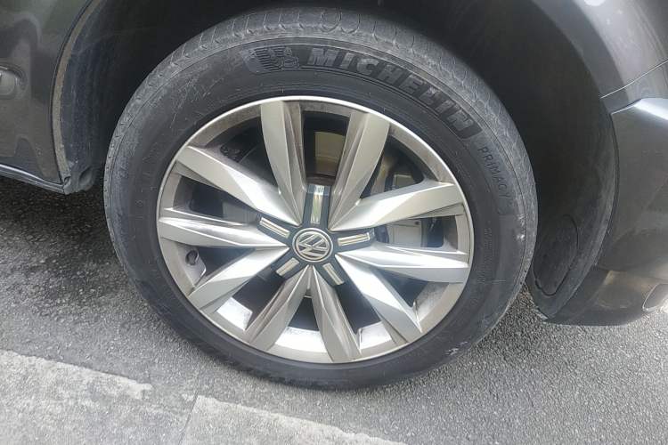 Used Volkswagen Multivan 2018 2.0 TSI Two-Wheel-Drive Luxury Edition 7 Seats Right Front Wheel Hub