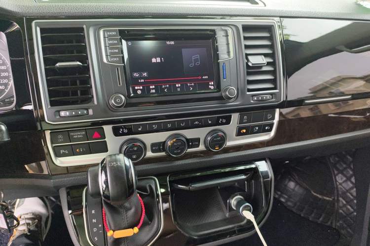Used Volkswagen Multivan 2018 2.0 TSI Four-Wheel Drive Comfort Edition 7-Seater Audio And AC Panel