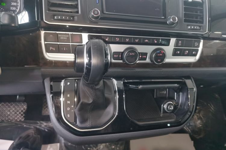 Used Volkswagen Multivan 2018 2.0 TSI Four-Wheel Drive Comfort Edition 7-Seater Gear Lever