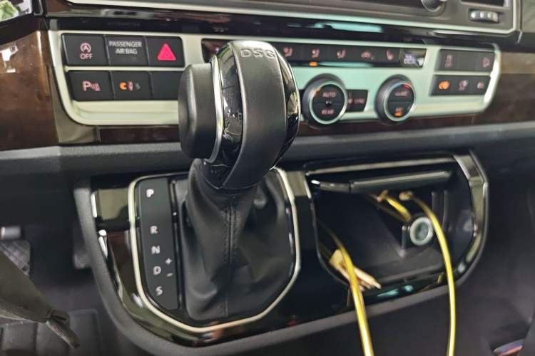 Used Volkswagen Multivan 2018 2.0 TSI 4x4 Prestige Edition 7-Seater Gear Lever