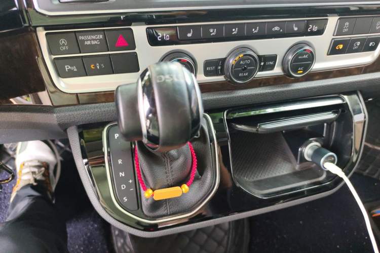 Used Volkswagen Multivan 2018 2.0 TSI Four-Wheel Drive Comfort Edition 7-Seater Gear Lever