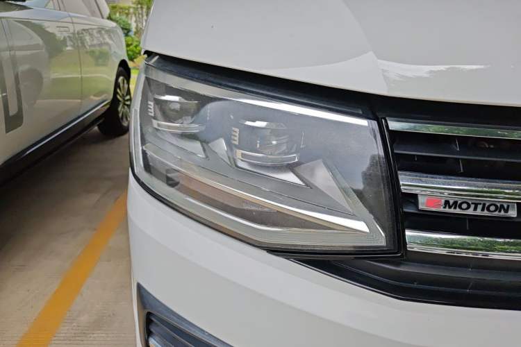 Used Volkswagen Multivan 2018 2.0 TSI 4x4 Prestige Edition 7-Seater Right Front Headlight