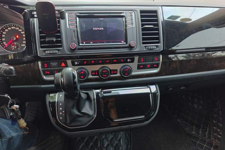 Used Volkswagen Multivan  Audio And AC Panel