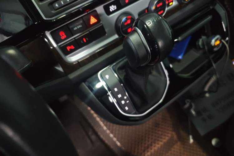 Used Volkswagen Multivan 2019 2.0 TSI 4x4 Prestige Edition 7-Seater Gear Lever