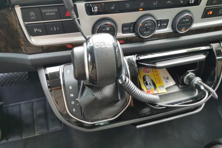Used Volkswagen Multivan 2019 2.0 TSI 4x4 Prestige Edition 7-Seater Gear Lever