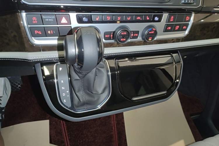 Used Volkswagen Multivan 2019 2.0 TSI 4x4 Prestige Edition 7-Seater Gear Lever