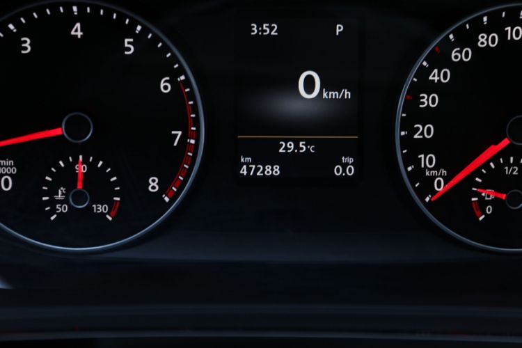 Used Volkswagen Multivan 2019 2.0 TSI 4x4 Prestige Edition 7-Seater Odometer Close Up