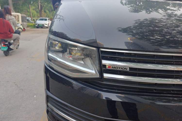 Used Volkswagen Multivan  Right Front Headlight