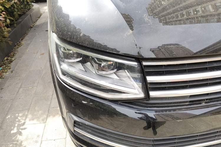 Used Volkswagen Multivan 2019 2.0 TSI Two-Wheel Drive Luxury Edition 7 Seats Right Front Headlight