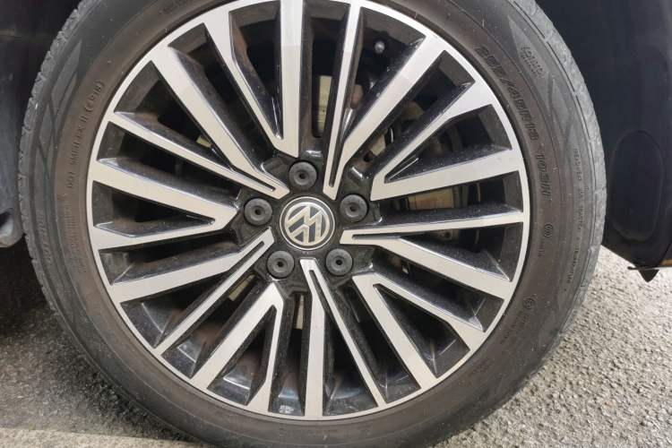 Used Volkswagen Multivan 2019 2.0 TSI 4x4 Prestige Edition 7-Seater Right Front Wheel Hub