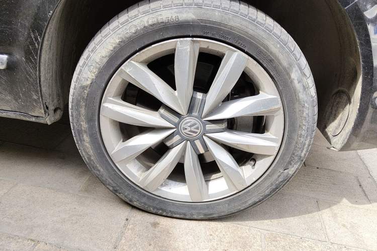 Used Volkswagen Multivan 2019 2.0 TSI Two-Wheel Drive Luxury Edition 7 Seats Right Front Wheel Hub