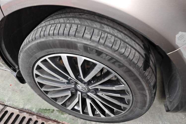 Used Volkswagen Multivan 2019 2.0 TSI 4x4 Prestige Edition 7-Seater Right Front Wheel Hub