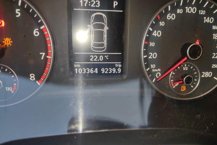 Used Volkswagen Passat 2015 1.8TSI DSG Prestige Edition Odometer Close Up