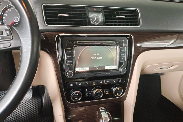 Used Volkswagen Passat 2014 1.8TSI DSG Ultimate Edition Audio And AC Panel